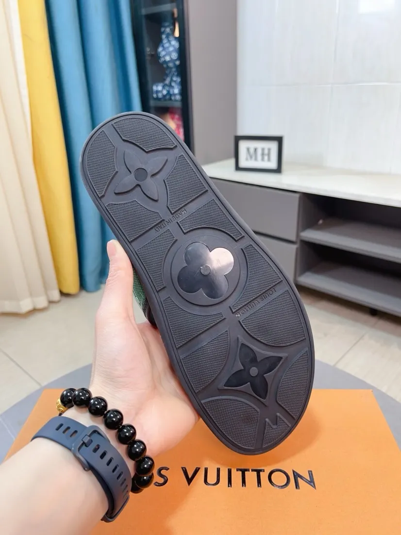 Ex-factory price 320🌹🌹 (lv-Louis Vuitton) new men's sandals, high-end boutique, exquisite embossed logo decoration on the upper, fine workmanship, super soft soles, casual, loose and comfortable, a must-have in summer! \nsize：38-44